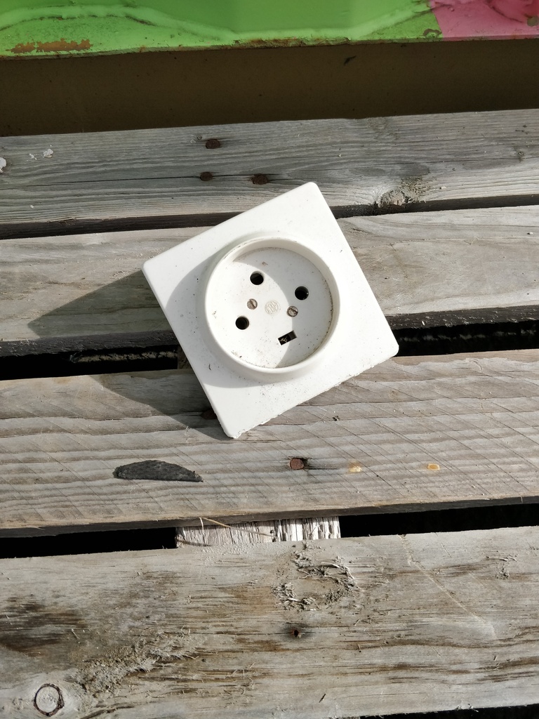 Prise avec terre simple