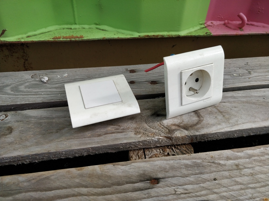 Prise avec terre simple