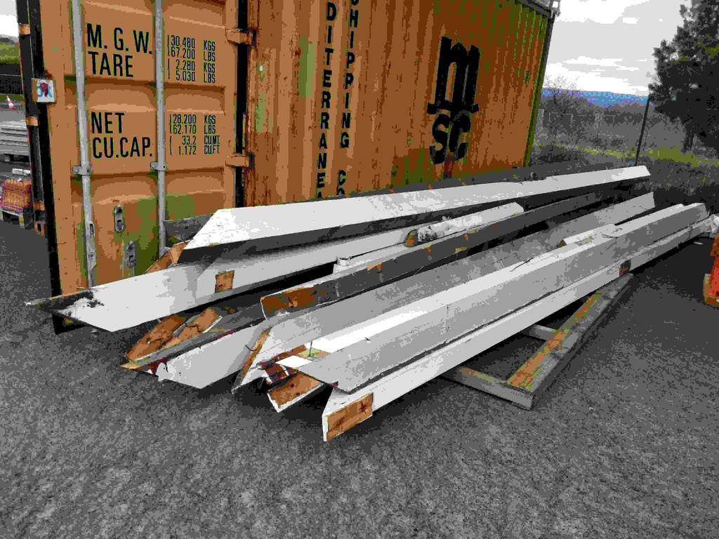 Bois issu de charpente clouté