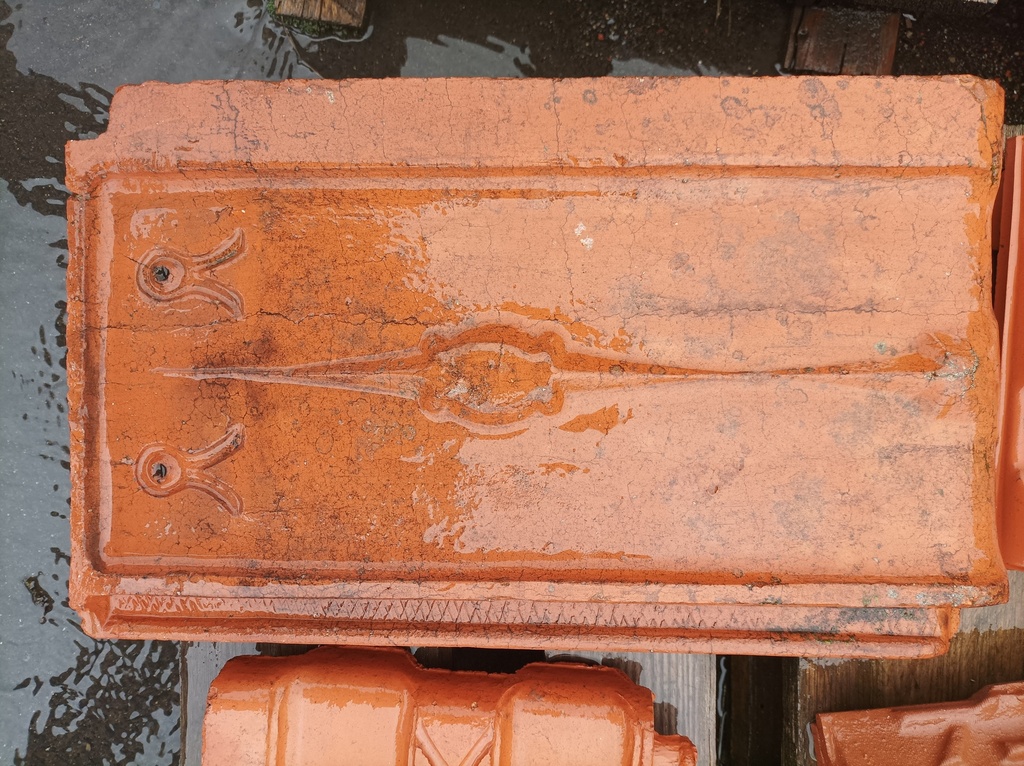 Tuile terre cuite losangée la benissons-dieu