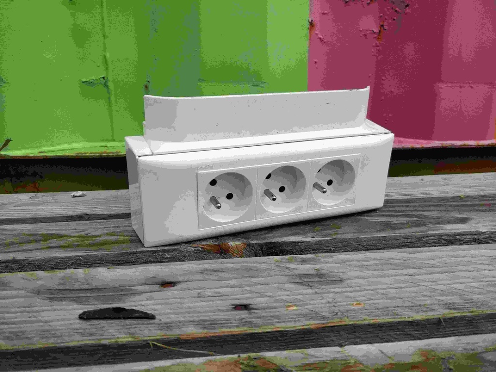 Bloc triple prise avec terre en applique