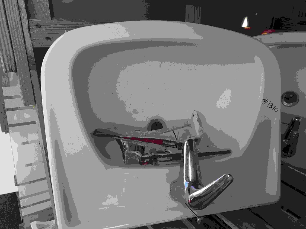 Lavabo a suspendre blanc avec robinetterie