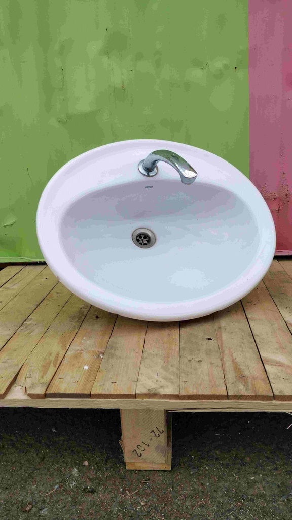 Lavabo ovale avec robinetterie en ceramique blanc