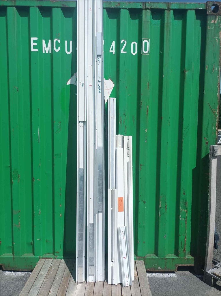 Montants aluminium de cloison