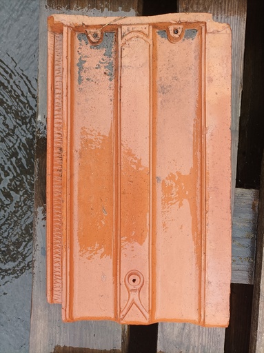 [#504] Tuile tuile terre cuite à cote Marcel cancalon Roanne Mably