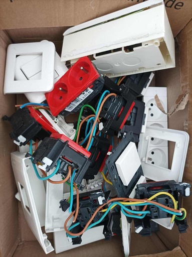 [#1153] Prise clipsable goulotte