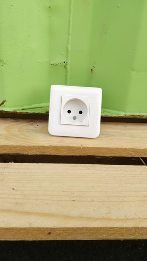 [#806] Prise simple avec terre